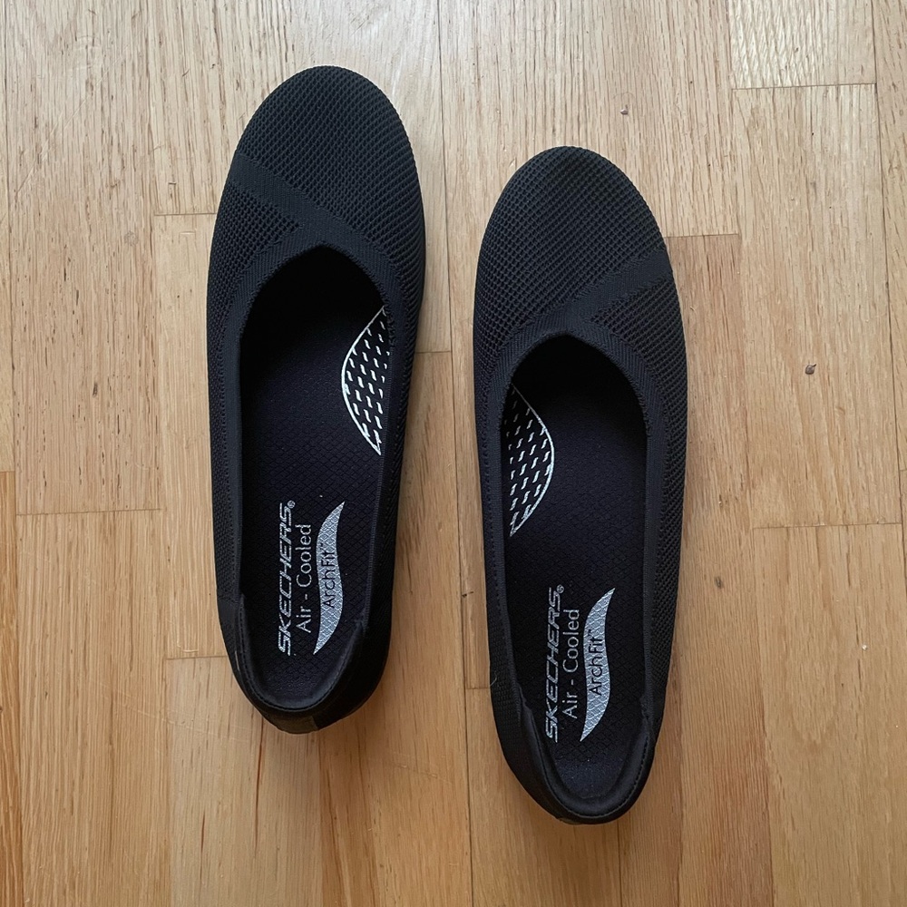 NEW Sketchers Women’s Arch Fit Cleo Sport Slip On Shoes